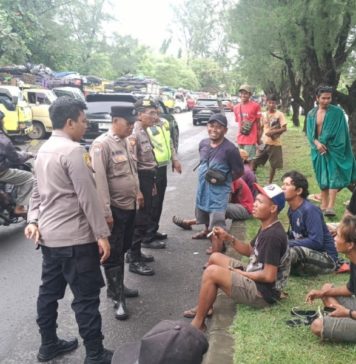 Operasional TPA Suwung Tutup, Antrean Truk Sampah Mengular Sepanjang Jalan Pulau Serangan