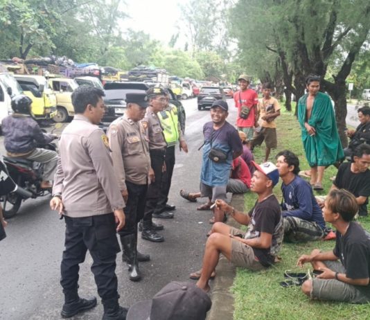 Operasional TPA Suwung Tutup, Antrean Truk Sampah Mengular Sepanjang Jalan Pulau Serangan