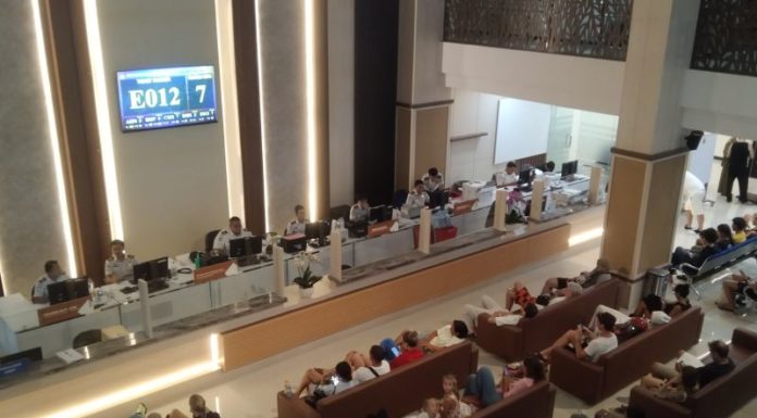 Penutupan Ruang Udara, Ratusan WNA di Bali Dapat Izin Tinggal Keadaan Terpaksa