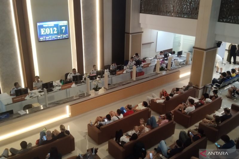 Penutupan Ruang Udara, Ratusan WNA di Bali Dapat Izin Tinggal Keadaan Terpaksa