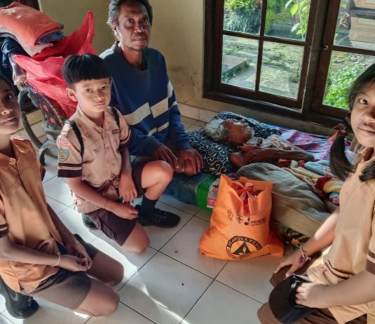 Perkuat Nilai Kepedulian Sosial, Pramuka Badung Turun Ke Masyarakat Salurkan 100 Paket Sembako dalam Karya Bakti 2026