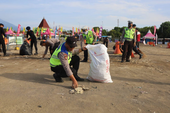 Polres Jembrana Bersihkan Sampah Arus Mudik Di Terminal Kargo Gilimanuk 1