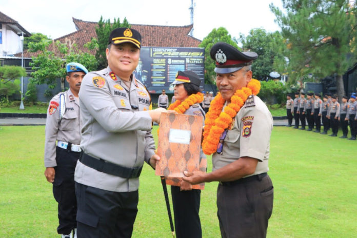 Polres Klungkung Gelar Kenaikan Pangkat Dan Pelepasan Purna Bakti 1