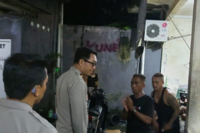 Polsek Kutsel Datangi Kos Kosan, Hentikan Pesta Miras Dan Musik Keras 1