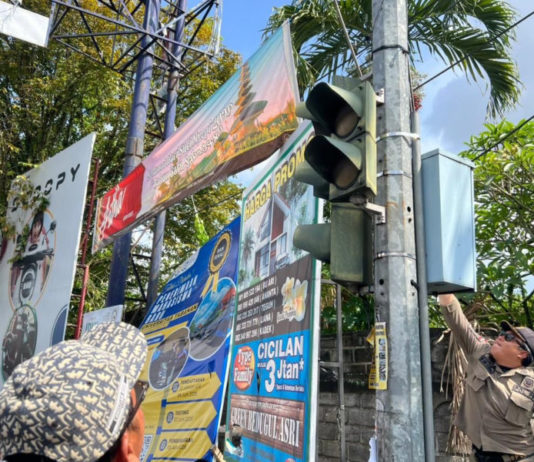 Puluhan Baliho dan Spanduk Semrawut Ditertibkan di Tabanan