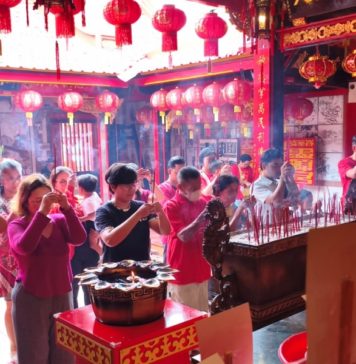 Ratusan Umat Ikuti Tradisi Ciswak di Singaraja, Mohon Tolak Bala Tahun Kuda Api