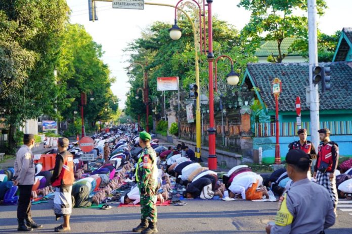 Ribuan Jamaah Padati Masjid Agung Al A’la Gianyar, Sholat Idulfitri Berjalan Lancar 1