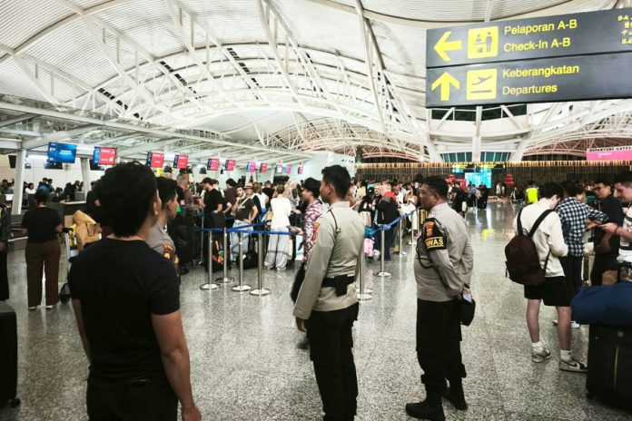 Ribuan Penumpang Gagal Terbang Akibat Dampak Penutupan Wilayah Udara, Pengamanan Ditingkatkan 1