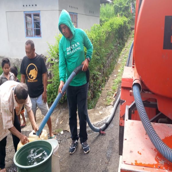 Ribuan Warga Kekurangan Air, BPBD Buleleng Salurkan Bantuan Ke Mayong Dan Tirtasari 1