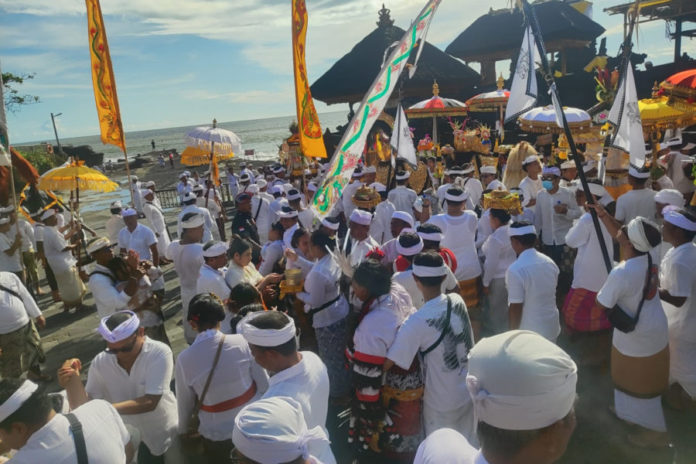 Ritual Sakral Melasti Di Tanah Lot Curi Perhatian Wisatawan 1