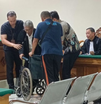 Sakit, Terdakwa Dugaan Korupsi LPD Yangbatu Bersidang di Atas Kursi Roda