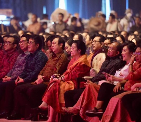 Saksikan Singgasana Seni Bung Karno, Gubernur Koster Harap Sinergi Budaya Tingkatkan Ekonomi Kerakyatan