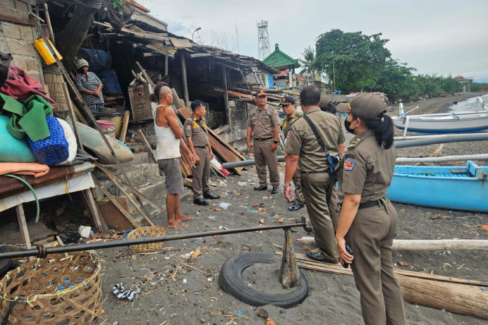 Satpol PP Buleleng Tindak Bangunan Semi Permanen Dan Kandang Babi 1
