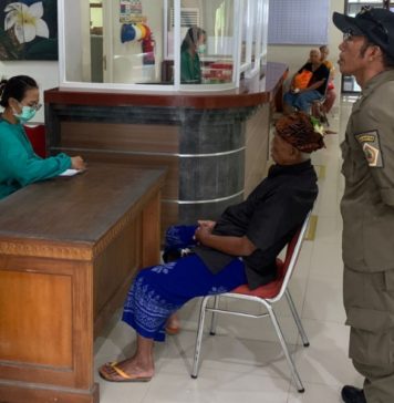 Satpol PP Gianyar Amankan Lansia ODGJ di Tampaksiring