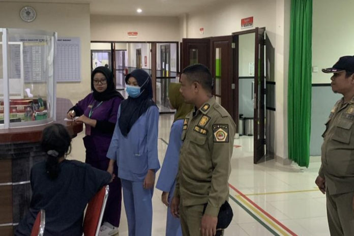 Satpol PP Gianyar Amankan ODGJ Di Depan RSU Sanjiwani, Dirujuk Ke RSJ Bangli 1