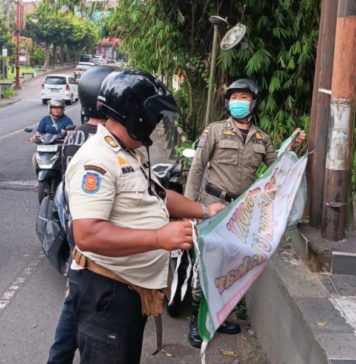 Satpol PP Gianyar Tertibkan Reklame Liar di Kawasan Blahbatuh