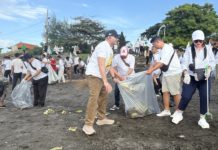 ‘Sing Kedas Sing Mulih,’ Ratusan Warga dan Pelajar Korve Bersihkan Pantai Padanggalak