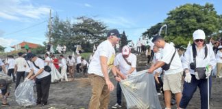 ‘Sing Kedas Sing Mulih,’ Ratusan Warga dan Pelajar Korve Bersihkan Pantai Padanggalak