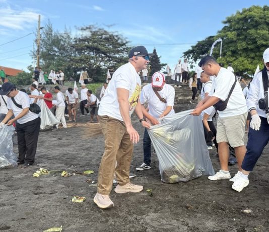 ‘Sing Kedas Sing Mulih,’ Ratusan Warga dan Pelajar Korve Bersihkan Pantai Padanggalak