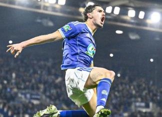 Penyerang Strasbourg Joaquin Panichelli melompat merayakan keberhasilannya mencetak gol ke gawang Reims pada pertandingan perempat final Piala Prancis di Stadion de la Meinau, Strasbourg, Selasa (3/3) waktu setempat. (x.com/RCSA_English)