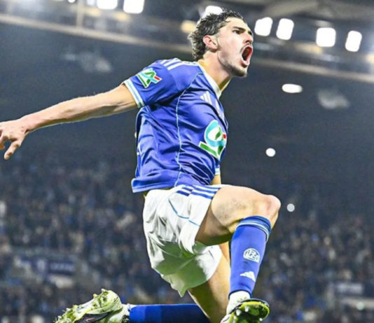 Penyerang Strasbourg Joaquin Panichelli melompat merayakan keberhasilannya mencetak gol ke gawang Reims pada pertandingan perempat final Piala Prancis di Stadion de la Meinau, Strasbourg, Selasa (3/3) waktu setempat. (x.com/RCSA_English)