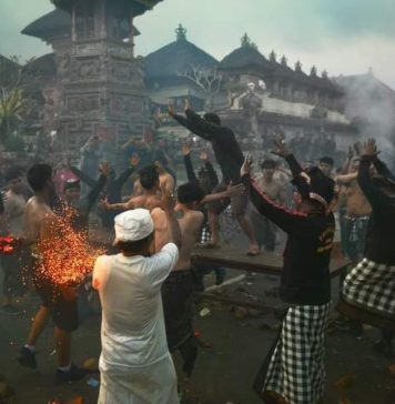 Tradisi Siat Geni Warnai Pangerupukan di Desa Adat Poh Gending