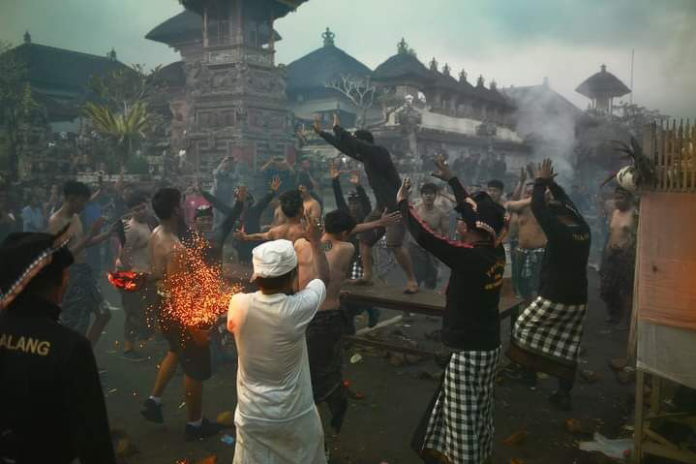 Tradisi Siat Geni Warnai Pangerupukan Di Desa Adat Poh Gending 1