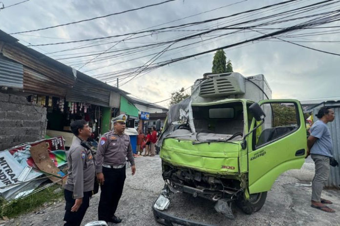Truk Boks Tabrak Warung, Dua Orang Terluka 1