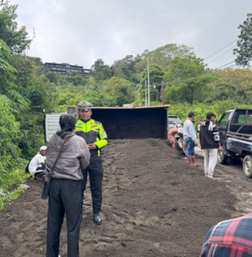 Truk Muat Pasir Terguling di Kedisan