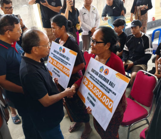 Wayan Koster Tinjau Lokasi Bencana di Desa Banjar, Bantuan Rumah hingga Infrastruktur Disalurkan