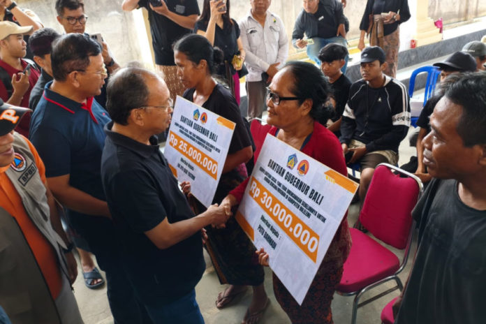 Wayan Koster Tinjau Lokasi Bencana Di Desa Banjar, Bantuan Rumah Hingga Infrastruktur Disalurkan 1