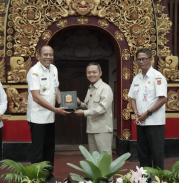 Bupati Gus Par Minta Tambah Kuota Bantuan Revitalisasi Sekolah Rusak ke Wamendikdasmen