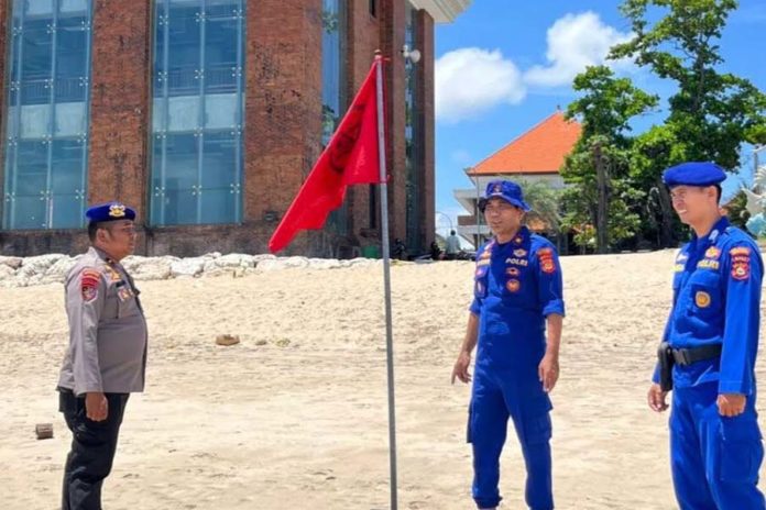 Cuaca Esktrem, Masyarakat Diimbau Patuhi Rambu Larangan Di Pantai 1