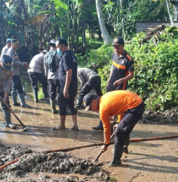 Dua Hari Pascabanjir, Petugas Masih Bersihkan Lumpur di Tegal Cangkring