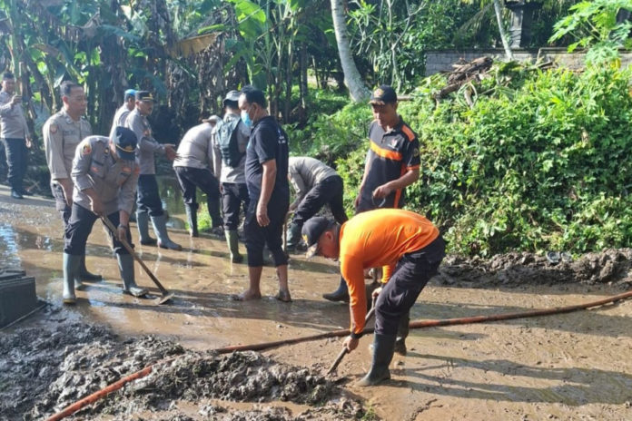 Dua Hari Pascabanjir, Petugas Masih Bersihkan Lumpur Di Tegal Cangkring 1