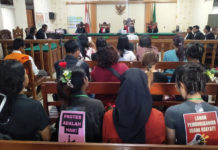 Hakim Tolak Eksepsi Terdakwa, Putusan Sela Aktivis Tomy Priatna Diwarnai Nyanyian Massa