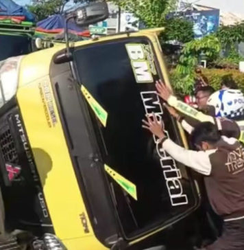 Hindari Motor Pindah Jalur, Truk Terguling di Teuku Umar