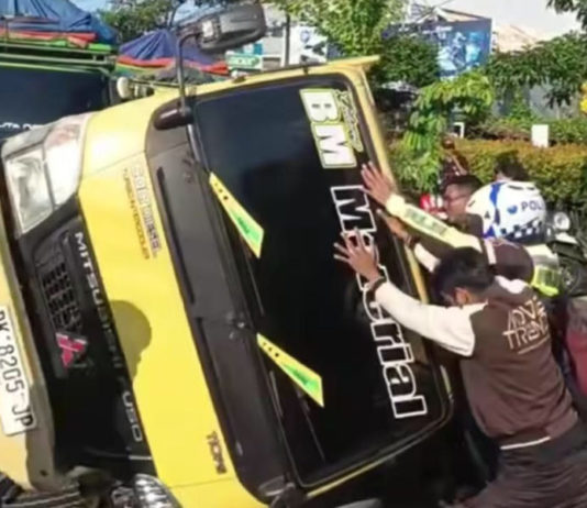 Hindari Motor Pindah Jalur, Truk Terguling di Teuku Umar