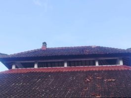 Hujan Deras Mengguyur, Wantilan Pura Puseh Tiyingtali Tersambar Petir