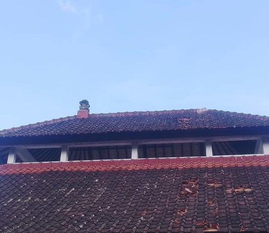 Hujan Deras Mengguyur, Wantilan Pura Puseh Tiyingtali Tersambar Petir