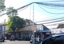 Kabel Provider Jatuh di Depan Markas Brimob, Jalan WR. Supratman Macet Total