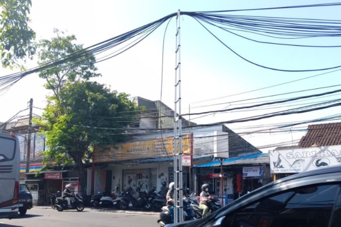 Kabel Provider Jatuh Di Depan Markas Brimob, Jalan WR. Supratman Macet Total 1