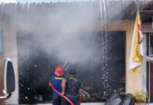 Kebakaran Hanguskan Dua Warung di Desa Serongga, Petugas Damkar Gianyar Bergerak Cepat