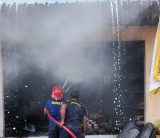 Kebakaran Hanguskan Dua Warung di Desa Serongga, Petugas Damkar Gianyar Bergerak Cepat