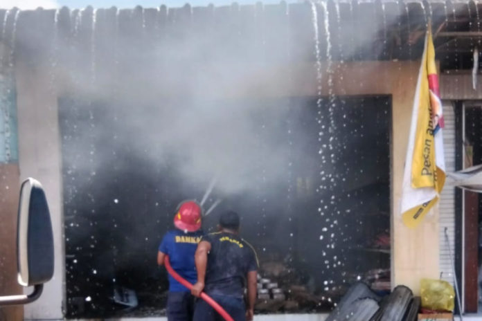 Kebakaran Hanguskan Dua Warung Di Desa Serongga, Petugas Damkar Gianyar Bergerak Cepat 1