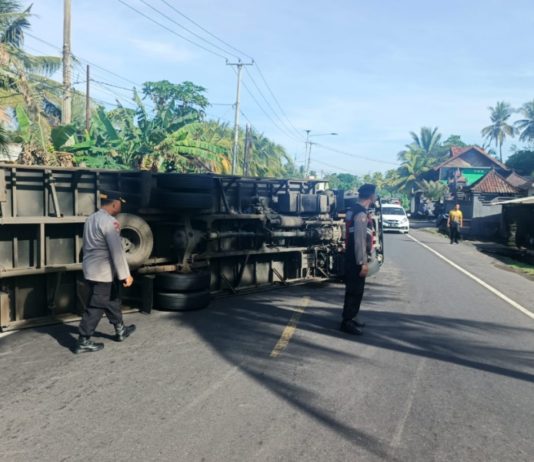 Lakalantas di Jalur Denpasar-Gilimanuk, Truk Box Muatan Infus Terguling di Pengeragoan