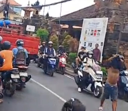 Mabuk, Sopir Truk Ugal-ugalan di Sidakarya