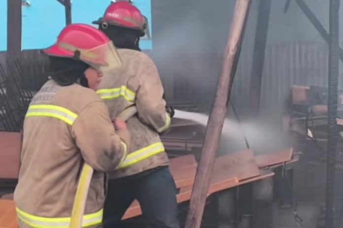 Mess Dan Gudang Kayu Di Taman Pancing Terbakar, Kerahkan Alat Berat Percepat Pemadaman 1