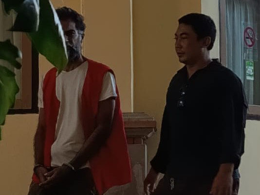 Penyelundup Narkotika WN Malaysia Bersarung Saat Sidang di PN Denpasar