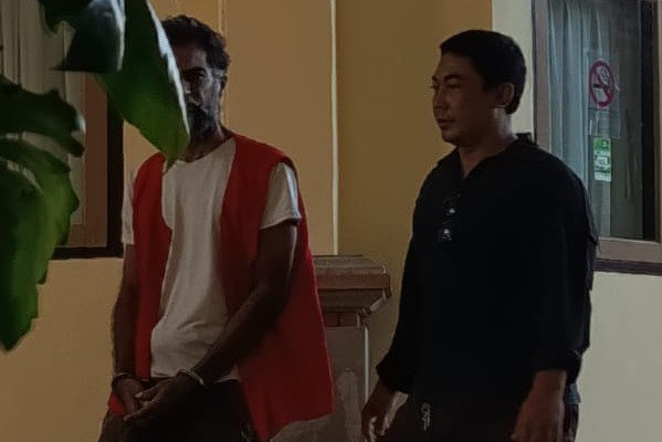 Penyelundup Narkotika WN Malaysia Bersarung Saat Sidang Di PN Denpasar 1